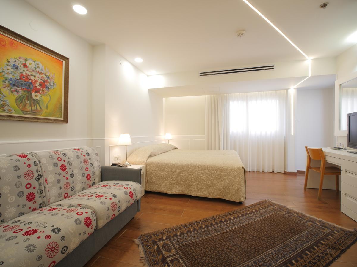 Margoa Hotel Нетания Екстериор снимка